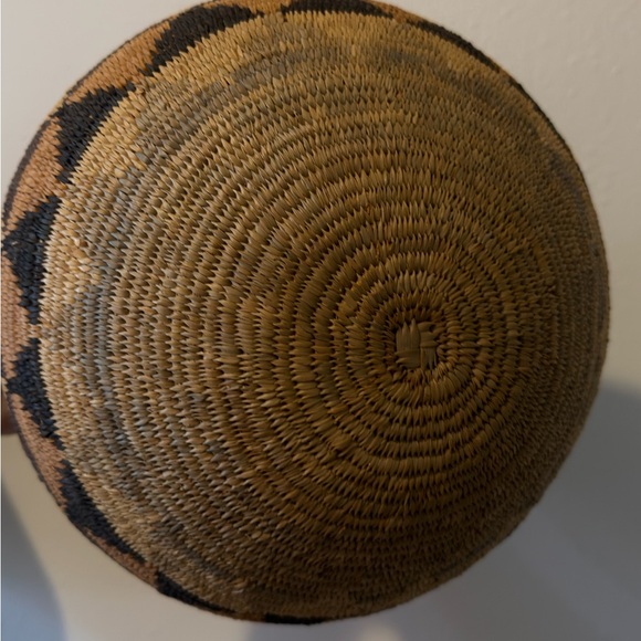 Handmade African Ukhamba Basket with Lid & Stand - Picture 8 of 10